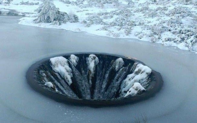 Le lac de Covao Dos Conchos sous la neige